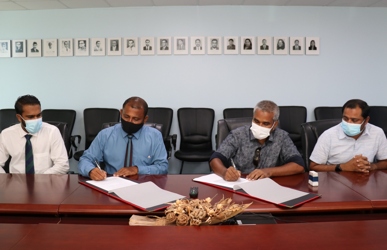 ބ. ފެހެންދޫގައި ސެޓްލައިޓް ސްކޫލެއް ގާއިމްކުރުމަށް ބަޔަކާ ހަވާލުކުރަން މިއަދު އެޑިއުކޭޝަންގައި ބޭއްވި ރަސްމިއްޔާތު.-- ފޮޓޯ: އެޑިއުކޭޝަން މިނިސްޓްރީ