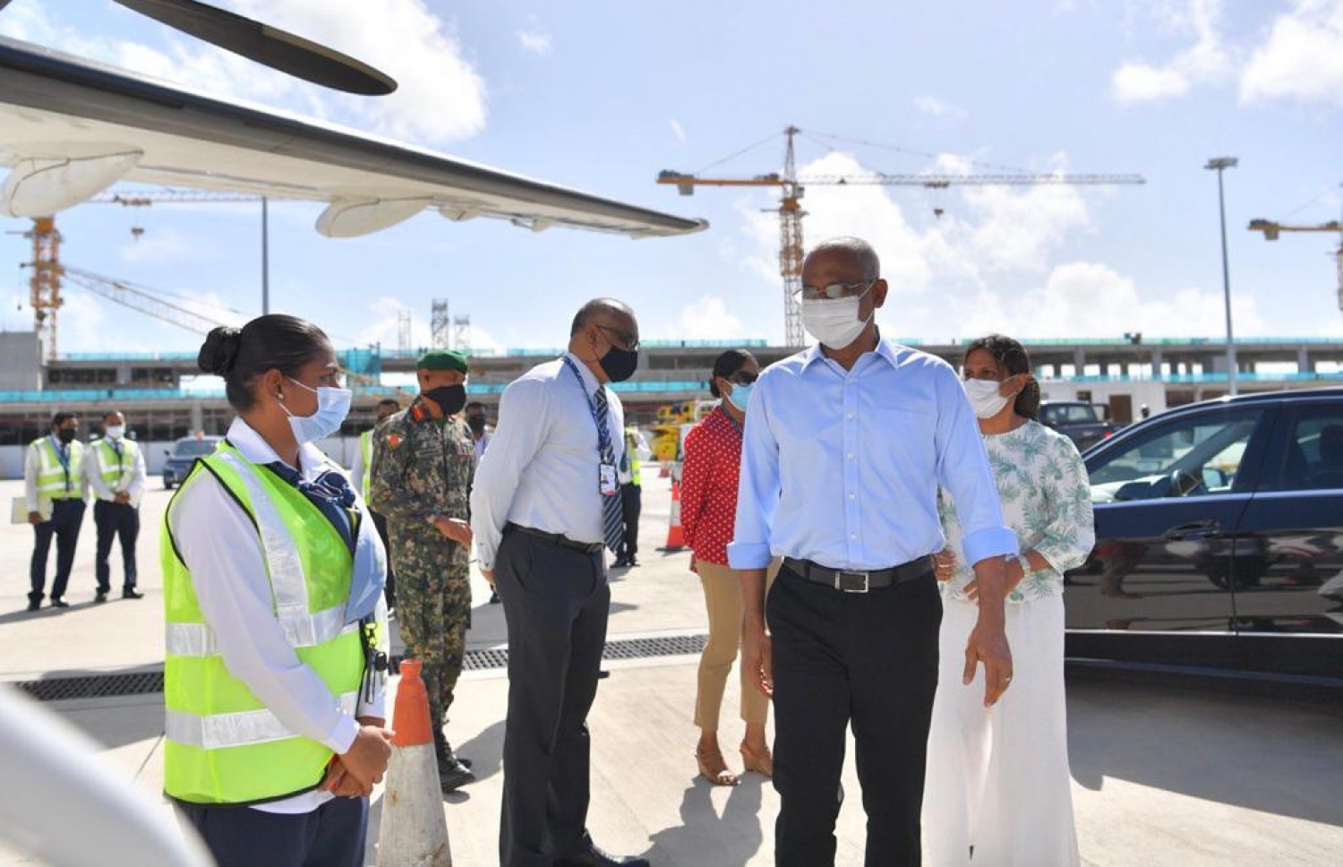 ރައީސް އިބްރާހިމް މުހައްމަދު ސޯލިހާއި އެ މަނިކުފާނުގެ އަނބިކަނބަުން ފަސްޓްލޭޑީ ފަޒްނާ އަހުމަދު، ދެކުނުގެ ތިން ރަށަކަށް ފުރާ ވަޑައިގަތުމަށް އެއާޕޯޓުގައި.-- ފޮޓޯ: ރައީސް އޮފީސް