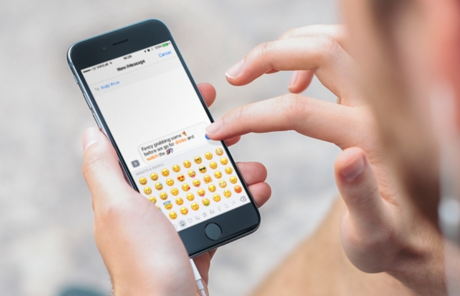 ފޯނުން އިމޯޖީ ބޭނުން ކުރަނީ.