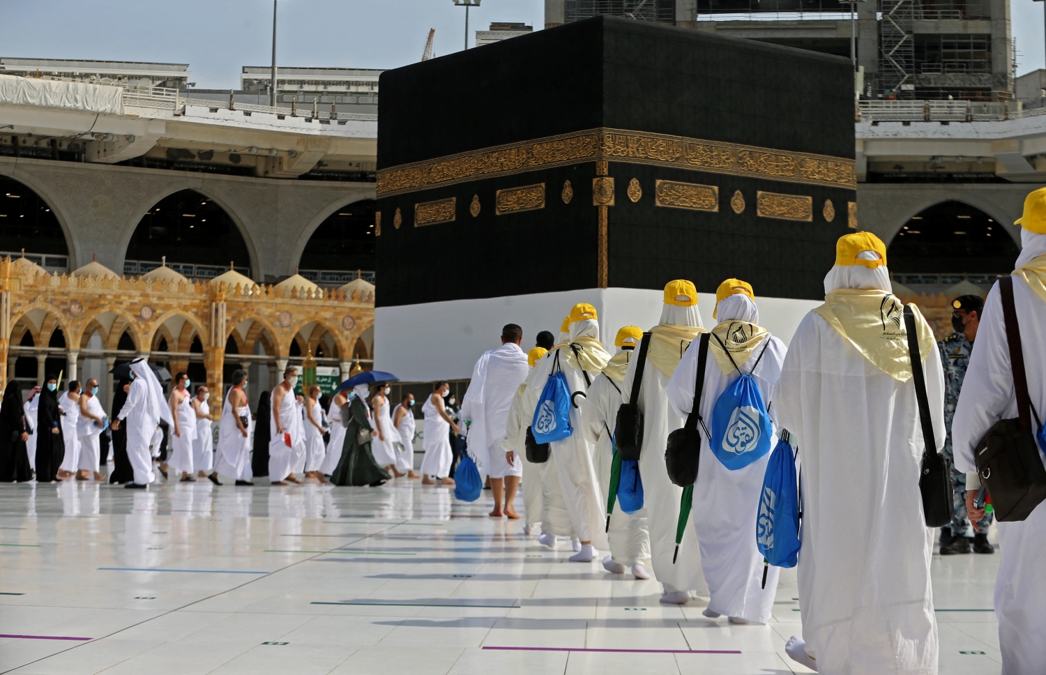 މިއަހަރުގެ ހައްޖުގެ އަޅުކަމުގައި ބައިވެރިވާ ބައެއް މީހުން އިއްުޔެ ހަރަމްފުޅުގައި ތަވާފް ކުރަނީ. --އޭއެފްޕީ