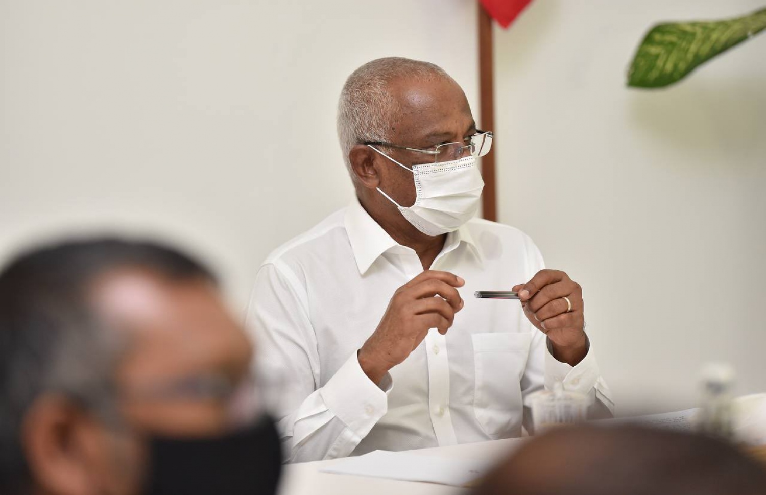 ހދ. ހަނިމާދޫ އެއާޕޯޓް ތަރައްގީ ކުރަން ބޮޑު ބިމެއް ދޭ މައްސަލަ ހައްލު ކުރައްވަން، ރަށު ކައުންސިލާއި ޖަމިއްޔާތަކާއެކު ރައީސް އިބްރާހިމް މުހައްމަދު ސޯލިހު މިއަދު މަޝްވަރާ ކުރައްވަނީ.---ފޮޓޯ / ރައީސް އޮފީސް