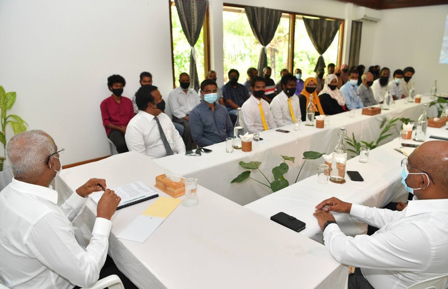 ހަނިމާދޫ އެއާޕޯޓުގެ ބިމުގެ މައްސަލައިގައި އެ ރަށުގެ ބަޔަކާ ރައީސް މަޝްވަރާ ކުރައްވަނީ.---ފޮޓޯ: ރައީސް އޮފީސް