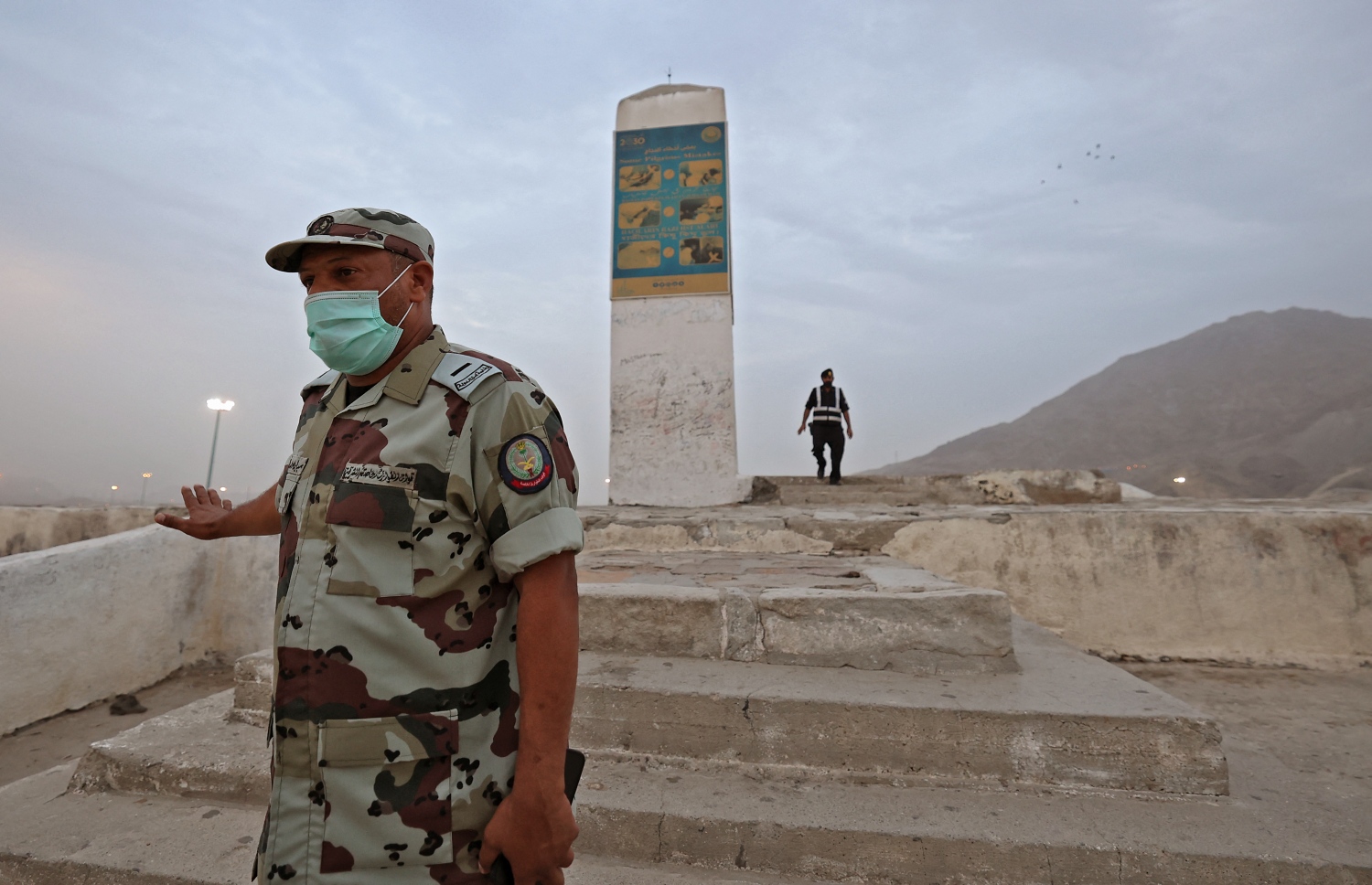 މައްކާ - ޖުލައި 19، 2021: އަރަފާތު ބިމަށް ވަދެވޭ ސަރަހައްދުތައް ސައުދީ ފުލުހުން މިއަދު ބަލަހައްޓަނީ: ކޮވިޑުގެ ބަލިމަޑުކަމާ ގުޅިގެން މި އަހަރު ހައްޖުގެ އަޅުކަން އަދާކުރުމަށް ސައުދީން ފުރުސަތު ދީފައި ވަނީ ސައުދީގައި އުޅޭ 60،000 މީހުންނަށް. --ފޮޓޯ:އޭއެފްޕީ