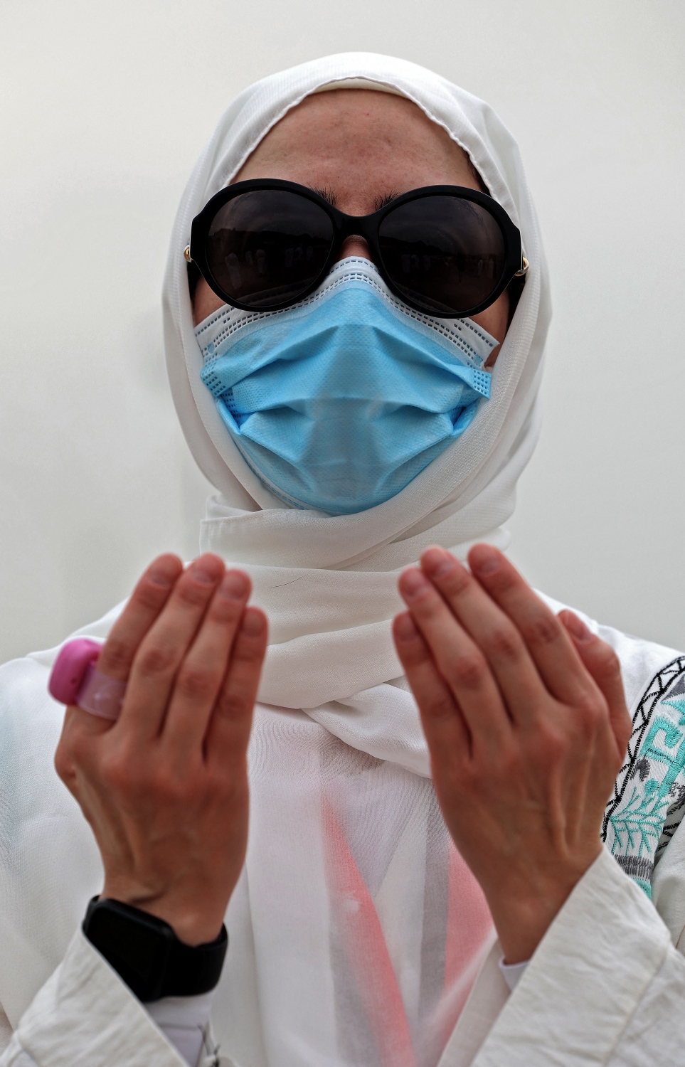 މައްކާ - ޖުލައި 19، 2021: ހައްޖުވެރިން އަރަފާތު ބިމުގައި މިއަދު ދުއާ ކުރަނީ: ކޮވިޑުގެ ބަލިމަޑުކަމާ ގުޅިގެން މި އަހަރު ހައްޖުގެ އަޅުކަން އަދާކުރުމަށް ސައުދީން ފުރުސަތު ދީފައި ވަނީ ސައުދީގައި އުޅޭ 60،000 މީހުންނަށް. --ފޮޓޯ:އޭއެފްޕީ