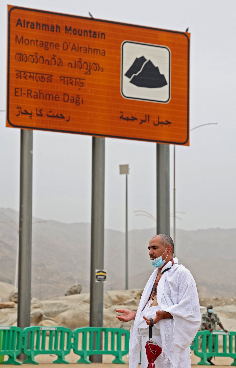 މައްކާ - ޖުލައި 19، 2021: ހައްޖުވެރިން އަރަފާތު ބިމުގައި މިއަދު ދުއާ ކުރަނީ: ކޮވިޑުގެ ބަލިމަޑުކަމާ ގުޅިގެން މި އަހަރު ހައްޖުގެ އަޅުކަން އަދާކުރުމަށް ސައުދީން ފުރުސަތު ދީފައި ވަނީ ސައުދީގައި އުޅޭ 60،000 މީހުންނަށް. --ފޮޓޯ:އޭއެފްޕީ