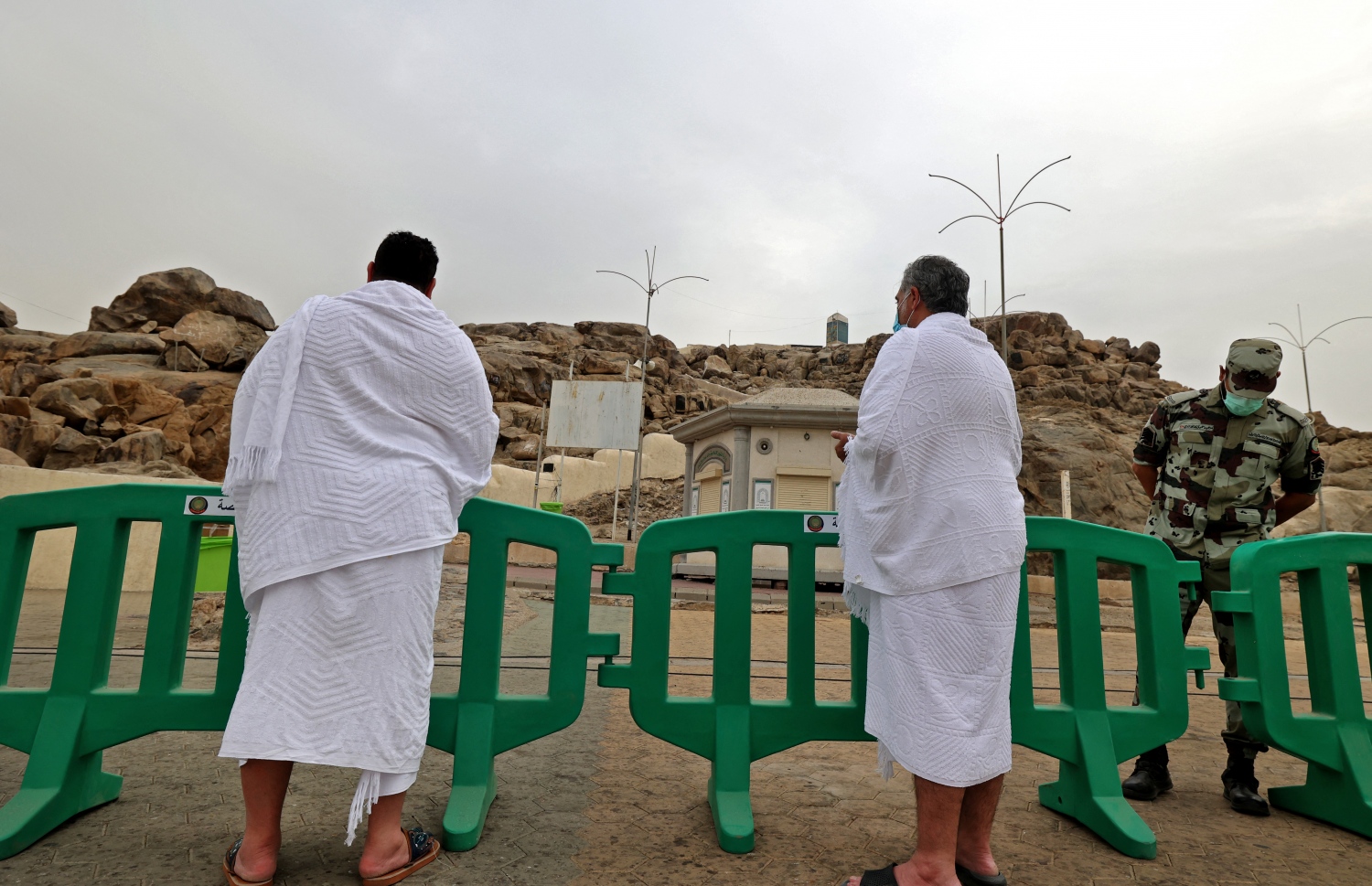 މައްކާ - ޖުލައި 19، 2021: ހައްޖުވެރިން އަރަފާތު ބިމުގައި މިއަދު ދުއާ ކުރަނީ: ކޮވިޑުގެ ބަލިމަޑުކަމާ ގުޅިގެން މި އަހަރު ހައްޖުގެ އަޅުކަން އަދާކުރުމަށް ސައުދީން ފުރުސަތު ދީފައި ވަނީ ސައުދީގައި އުޅޭ 60،000 މީހުންނަށް. --ފޮޓޯ:އޭއެފްޕީ