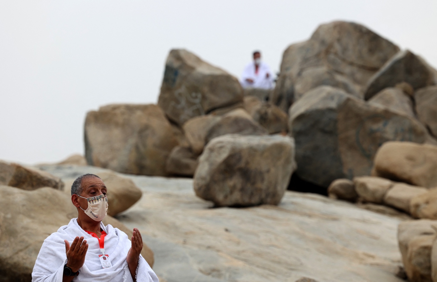 މައްކާ - ޖުލައި 19، 2021: ހައްޖުވެރިން އަރަފާތު ބިމުގައި މިއަދު ދުއާ ކުރަނީ: ކޮވިޑުގެ ބަލިމަޑުކަމާ ގުޅިގެން މި އަހަރު ހައްޖުގެ އަޅުކަން އަދާކުރުމަށް ސައުދީން ފުރުސަތު ދީފައި ވަނީ ސައުދީގައި އުޅޭ 60،000 މީހުންނަށް. --ފޮޓޯ:އޭއެފްޕީ