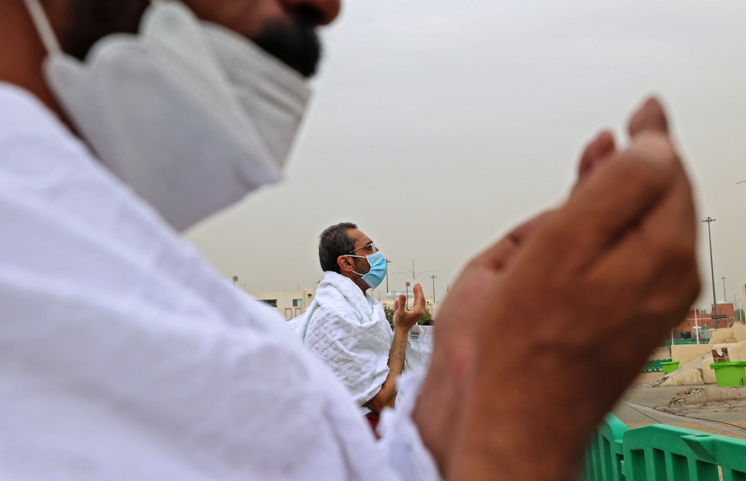 މައްކާ - ޖުލައި 19، 2021: ހައްޖުވެރިން އަރަފާތު ބިމުގައި މިއަދު ދުއާ ކުރަނީ: ކޮވިޑުގެ ބަލިމަޑުކަމާ ގުޅިގެން މި އަހަރު ހައްޖުގެ އަޅުކަން އަދާކުރުމަށް ސައުދީން ފުރުސަތު ދީފައި ވަނީ ސައުދީގައި އުޅޭ 60،000 މީހުންނަށް. --ފޮޓޯ:އޭއެފްޕީ