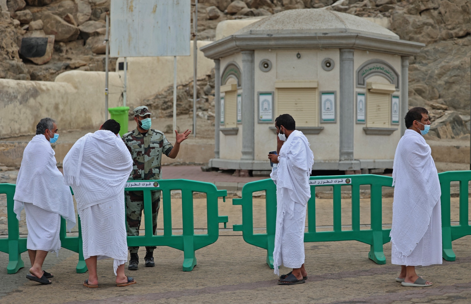 މައްކާ - ޖުލައި 19، 2021: ހައްޖުވެރިން އަރަފާތު ބިމުގައި ސައުދީ ސެކިއުރިޓީއަކާ ވާހަކަ ދައްކަނީ: ކޮވިޑުގެ ބަލިމަޑުކަމާ ގުޅިގެން މި އަހަރު ހައްޖުގެ އަޅުކަން އަދާކުރުމަށް ސައުދީން ފުރުސަތު ދީފައި ވަނީ ސައުދީގައި އުޅޭ 60،000 މީހުންނަށް. --ފޮޓޯ:އޭއެފްޕީ