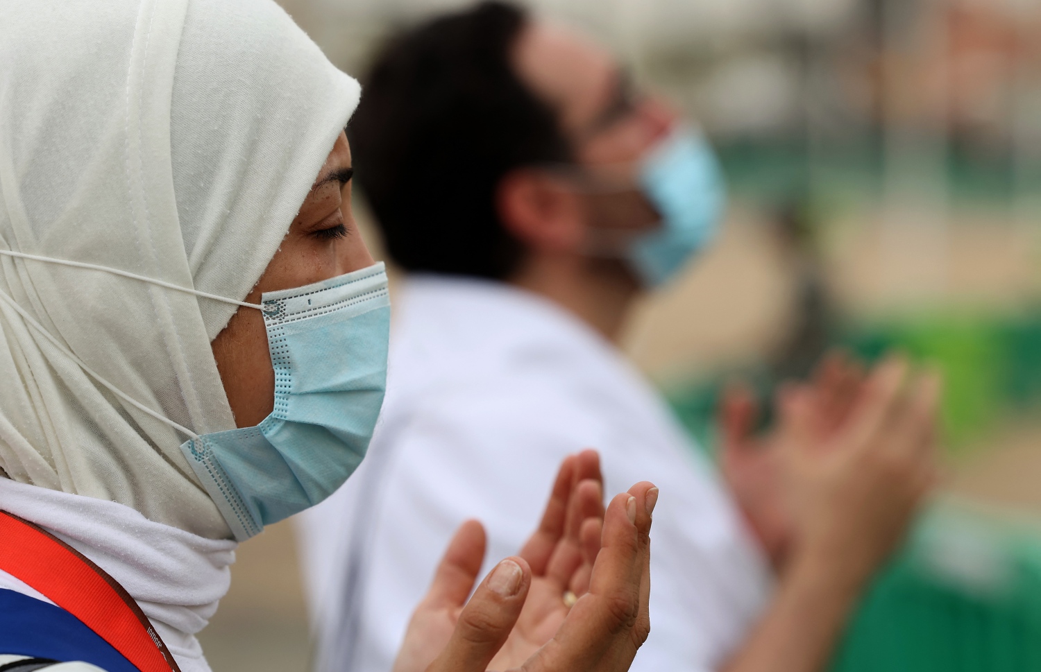 މައްކާ - ޖުލައި 19، 2021: ހައްޖުވެރިން އަރަފާތު ބިމުގައި މިއަދު ދުއާ ކުރަނީ: ކޮވިޑުގެ ބަލިމަޑުކަމާ ގުޅިގެން މި އަހަރު ހައްޖުގެ އަޅުކަން އަދާކުރުމަށް ސައުދީން ފުރުސަތު ދީފައި ވަނީ ސައުދީގައި އުޅޭ 60،000 މީހުންނަށް. --ފޮޓޯ:އޭއެފްޕީ