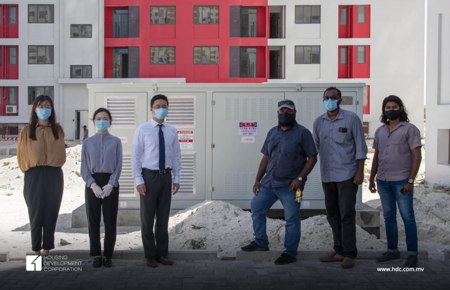 ހިޔާ ފްލެޓްތަކަށް ކަރަންޓު ދިނުމަށް ޗައިނާގެ ސީއެމްއީސީ ކުންފުންޏާ ހަވާލުކުރި މަސައްކަތް އެއްކޮށް ނިންމައި، އެޗްޑީސީއާ ހަވާލުކުރުމަށް ބޭއްވި ރަސްމިއްޔާތު.-- ފޮޓޯ: އެޗްޑީސީ