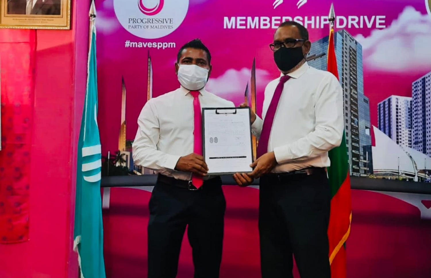 އެމްޑީޕީގެ ކުރީގެ މެމްބަރު މުހައްމަދު އަބްދުލްކަރީމް (ރުކުމާ) މިރޭ ޕީޕީއެމަށް ސޮއިކުރެއްވުމަށް ފަހު، އޭނާގެ ފޯމު ޕީޕީއެމް/ޕީއެންސީ ކޯލިޝަން ވަގުތީ ގޮތުން ހިންގަވާ އަބްދުއްރަހީމްއާ ހަވާލު ކުރައްވަނީ.---ފޮޓޯ: ޕީޕީއެމް