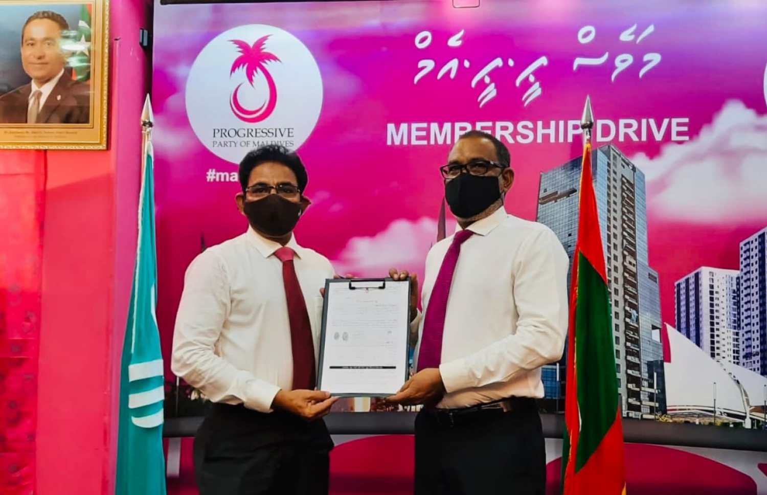 ޖުމްހޫރީ ޕާޓީގެ ކުރީގެ މެމްބަރު މުހައްމަދު ވަހީދު އިބްރާހިމް (ވައްޑެ) މިރޭ ޕީޕީއެމަށް ސޮއިކުރެއްވުމަށް ފަހު، އޭނާގެ ފޯމު ޕީޕީއެމް/ޕީއެންސީ ކޯލިޝަން ވަގުތީ ގޮތުން ހިންގަވާ އަބްދުއްރަހީމްއާ ހަވާލު ކުރައްވަނީ.---ފޮޓޯ: ޕީޕީއެމް