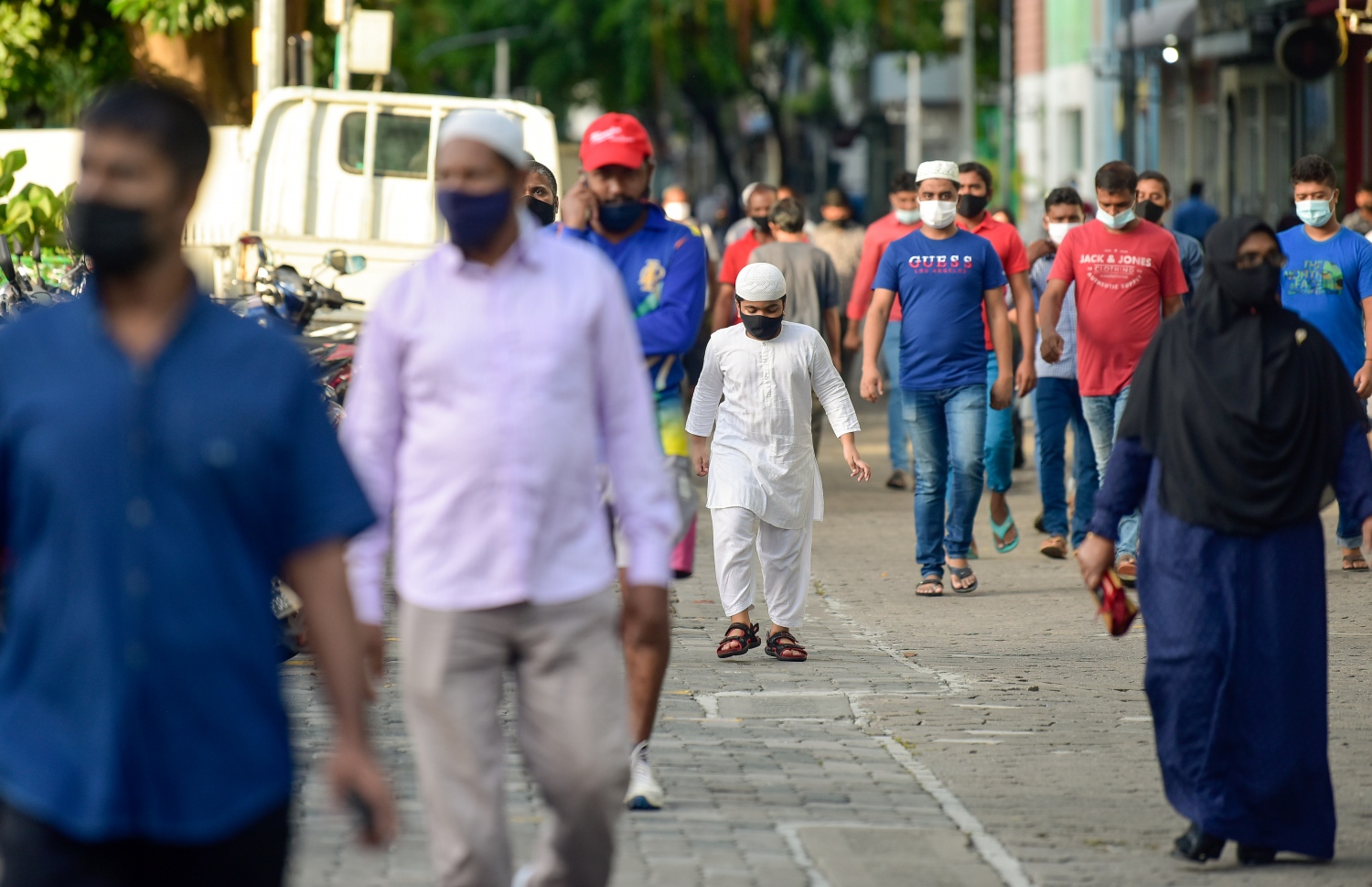 އީދު ނަމާދަށް ބަޔަކު ހިނގާފައި ދަނީ.---ފައިލް ފޮޓޯ: ނިޝާން އަލީ/މިހާރު