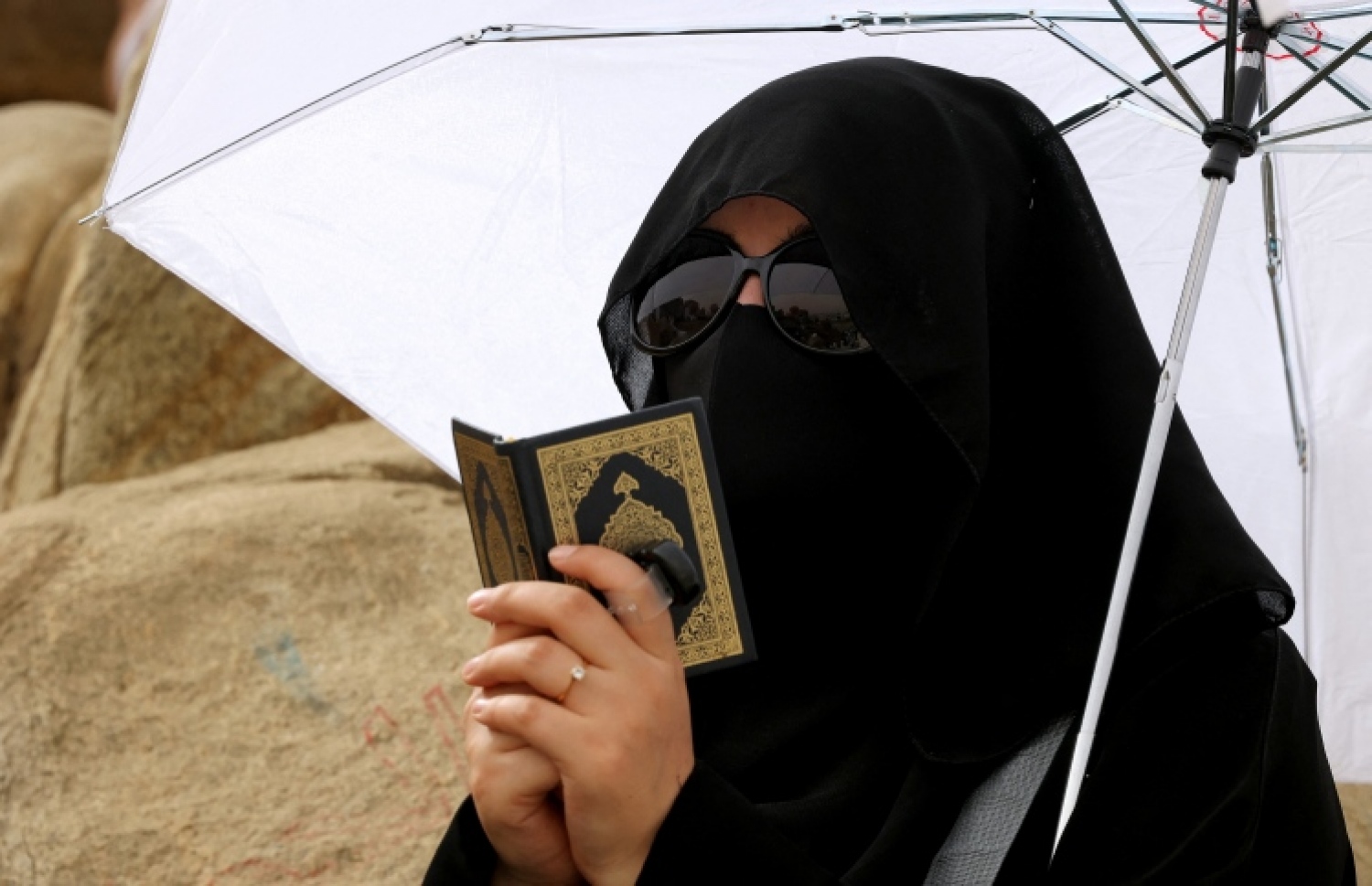 އިއްޔެ އަރަފާތު ބިމުގައި އަންހެނަކު ގުރުއާން ކިޔަވަނީ-- ފޮޓޯ: އޭއެފްޕީ