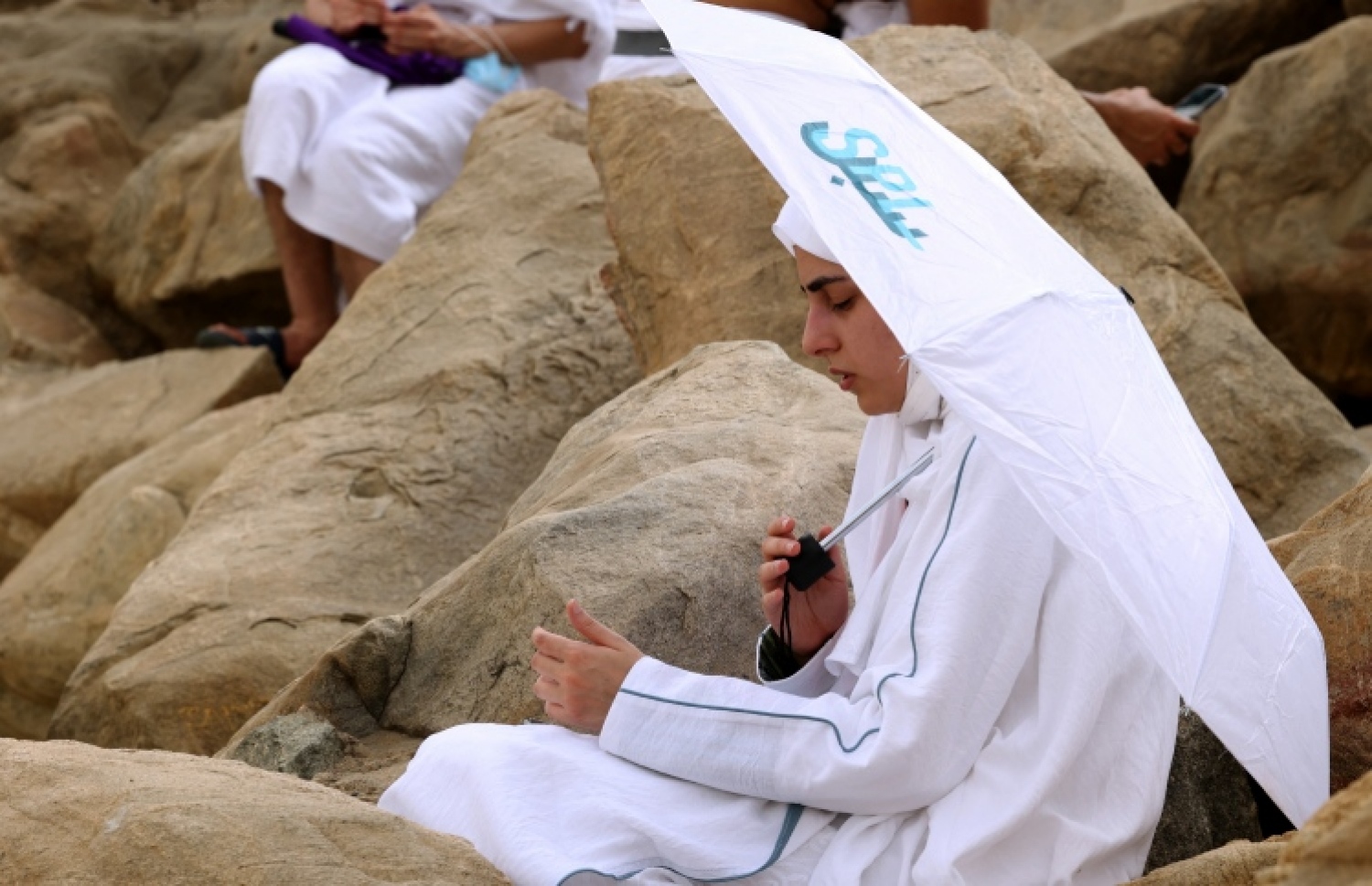 އަންހެނަކު އިއްޔެ އަރަފާތު ބިމުގައި-- ފޮޓޯ: އޭއެފްޕީ