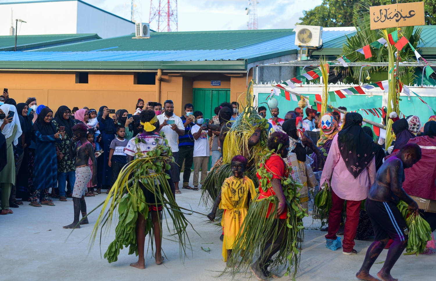 ތުލުސްދޫ- ޖުލައި 20، 2021: ކ.ތުލުސްދޫގައި އަޟްހާ އީދު ފާހަގަކުރުމުގެ ގޮތުން ބޭއްވި މާލި ޕެރޭޑް ބަލާލުމަށް ގިނަ އަދަދެއްގެ ކުދި ބޮޑު ބައެއް އެއްވެފައި.-- ފޮޓޯ:އަހުމަދު އަވްޝަން/މިހާރު