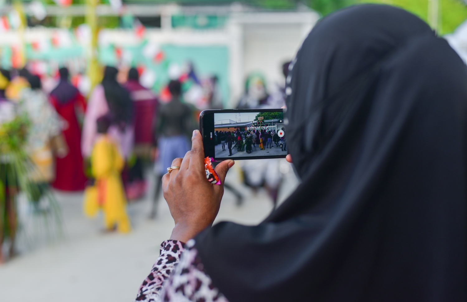 ތުލުސްދޫ- ޖުލައި 20، 2021: ކ.ތުލުސްދޫގައި އަޟްހާ އީދު ފާހަގަކުރުމުގެ ގޮތުން ބޭއްވި މާލި ޕެރޭޑް ބަލާލުމަށް ދިޔަ މީހަކު މާލިތައް ވީޑިއޯ ކުރަނީ.-- ފޮޓޯ:އަހުމަދު އަވްޝަން/މިހާރު