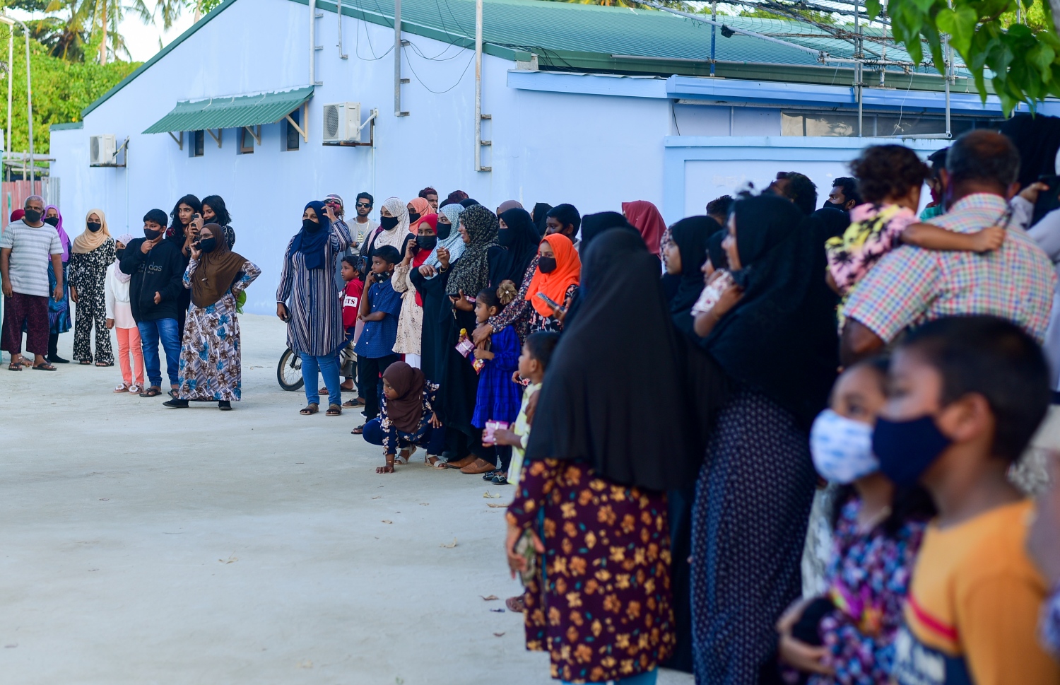 ތުލުސްދޫ- ޖުލައި 20، 2021: ކ.ތުލުސްދޫގައި އަޟްހާ އީދު ފާހަގަކުރުމުގެ ގޮތުން ބޭއްވި މާލި ޕެރޭޑް ބަލާލުމަށް ގިނަ އަދަދެއްގެ ކުދި ބޮޑު ބައެއް އެއްވެފައި.-- ފޮޓޯ:އަހުމަދު އަވްޝަން/މިހާރު