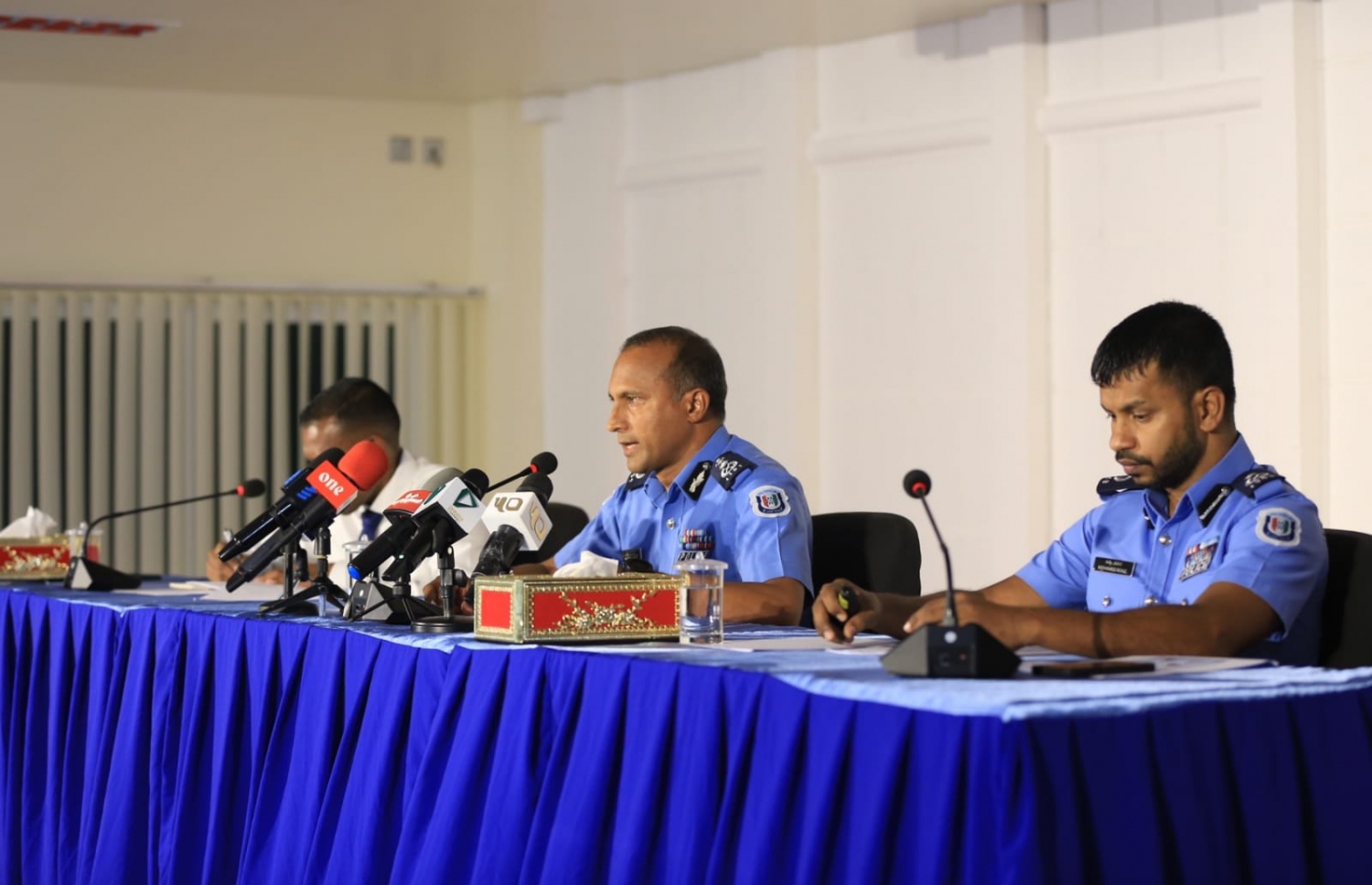 ކުރީގެ ރައީސް ނަޝީދު އަވަހާރަކޮށްލަން ދިން ޓެރަރިސްޓް ހަމަލާއާ ގުޅޭ ފަހުގެ މައުލޫމާތު ފުލުހުންނާއި ޕީޖީ ޝަމީމް މިރޭ މީޑިއާ އަށް ދެއްވަނީ.--- ފޮޓޯ: ޕޮލިސް