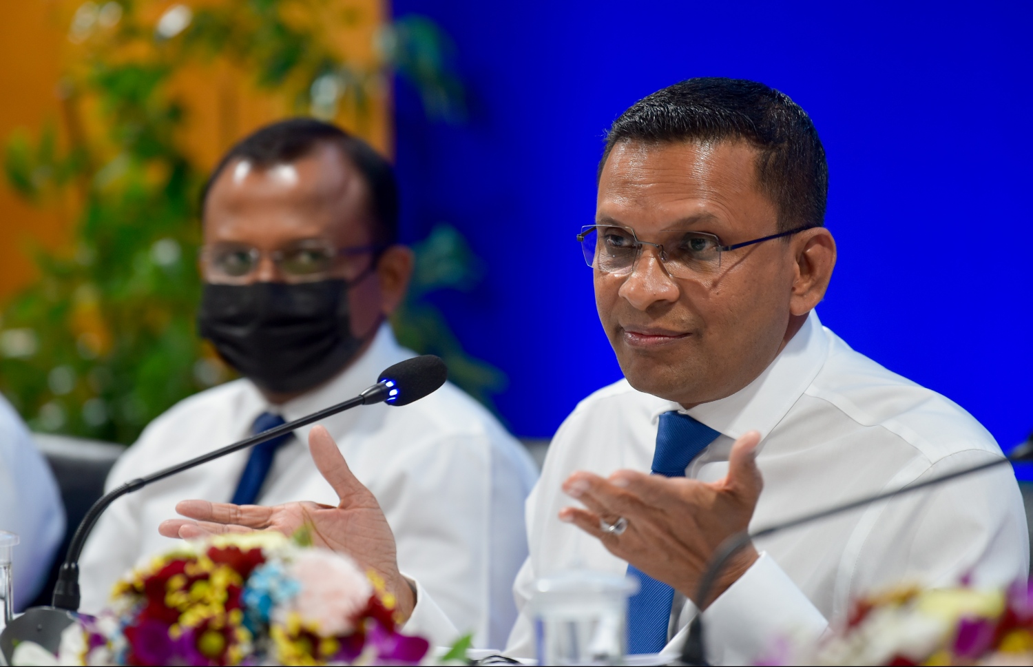 ނާޒިމް، އެމްއެންޕީގެ ޕްރެސް ކޮންފަރެންސެއްގައި ކުރީގެ ޕޮލިސް ކޮމިޝަނަރު އަބްދުﷲ ރިޔާޒްއާ އެކު.