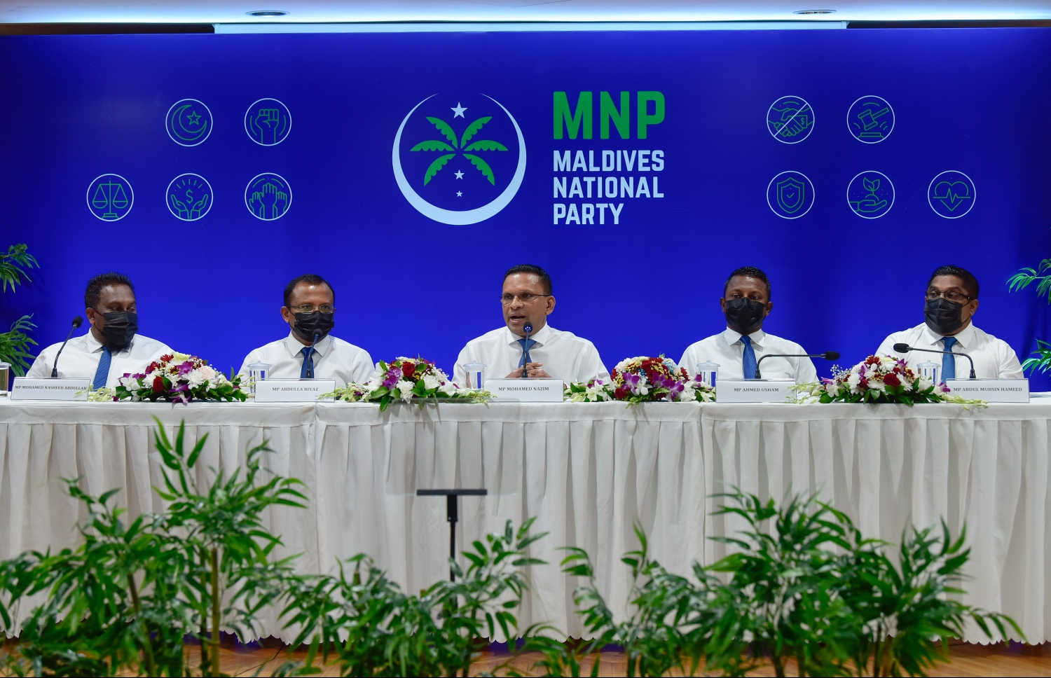 ނާޒިމް އިސްވެ އުފައްދާ ސިޔާސީ ޕާޓީ އެމްއެންޕީގެ ފުރަތަމަ ޕްރެސް ކޮންފަރަންސްގައި އޭނާ އާއި އެ ޕާޓީގެ ބައެއް އިސްވެރިން މިއަދު މީޑިއާއާ ބައްދަލުކުރައްވަނީ.--- ފޮޓޯ: ނިޝާން އަލީ/މިހާރު