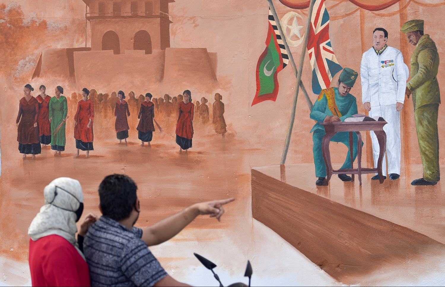 މާލެ- ޖުލައި 27، 2021: ރާއްޖޭގެ 56 ވަނަ މިނިވަން ދުވަހުގެ މުނާސަބަތުގައި، ހޯމް މިނިސްޓްރީން އިންތިޒާމްކޮށްގެން، ދިވެހިން މިނިވަންކަމަށް ކުރި ދަތުރު ދައްކުވައިދޭ ދިވެހި އާޓިސްޓުންގެ ކުރެހުންތައް ސްޓެލްކޯ ފާރުގައި ކުރަހާފައި. --ފޮޓޯ: ނިޝާން އަލީ/ މިހާރު