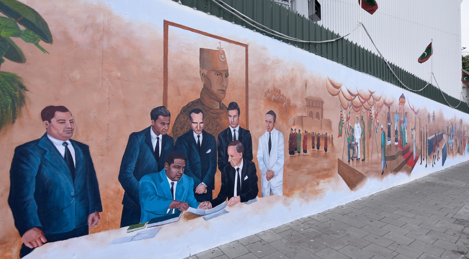 މާލެ- ޖުލައި 27، 2021: ރާއްޖޭގެ 56 ވަނަ މިނިވަން ދުވަހުގެ މުނާސަބަތުގައި، ހޯމް މިނިސްޓްރީން އިންތިޒާމްކޮށްގެން، ދިވެހިން މިނިވަންކަމަށް ކުރި ދަތުރު ދައްކުވައިދޭ ދިވެހި އާޓިސްޓުންގެ ކުރެހުންތައް ސްޓެލްކޯ ފާރުގައި ކުރަހާފައި. --ފޮޓޯ: ނިޝާން އަލީ/ މިހާރު