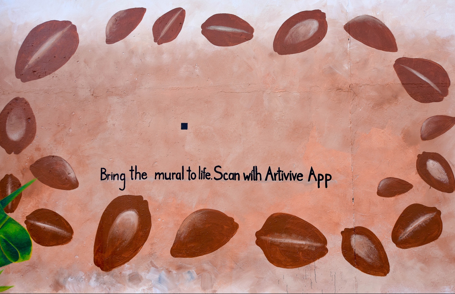 މާލެ- ޖުލައި 27، 2021: ރާއްޖޭގެ 56 ވަނަ މިނިވަން ދުވަހުގެ މުނާސަބަތުގައި، ހޯމް މިނިސްޓްރީން އިންތިޒާމްކޮށްގެން، ދިވެހިން މިނިވަންކަމަށް ކުރި ދަތުރު ދައްކުވައިދޭ ދިވެހި އާޓިސްޓުންގެ ކުރެހުންތައް ސްޓެލްކޯ ފާރުގައި ކުރަހާފައި. --ފޮޓޯ: ނިޝާން އަލީ/ މިހާރު