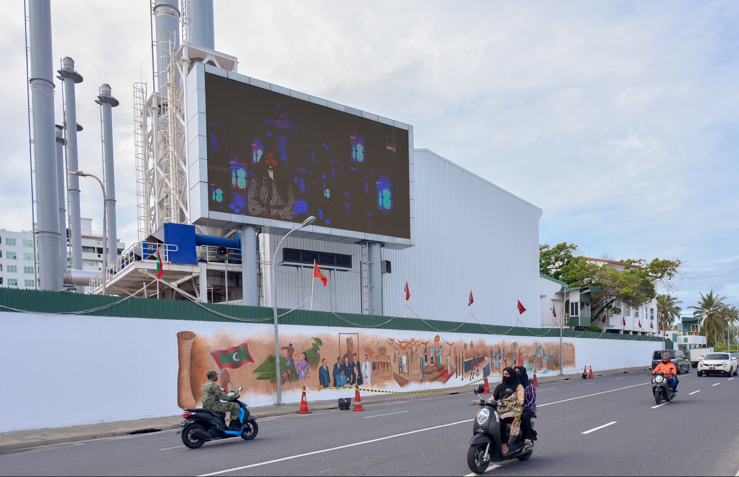 މާލެ- ޖުލައި 27، 2021: ރާއްޖޭގެ 56 ވަނަ މިނިވަން ދުވަހުގެ މުނާސަބަތުގައި، ހޯމް މިނިސްޓްރީން އިންތިޒާމްކޮށްގެން، ދިވެހިން މިނިވަންކަމަށް ކުރި ދަތުރު ދައްކުވައިދޭ ދިވެހި އާޓިސްޓުންގެ ކުރެހުންތައް ސްޓެލްކޯ ފާރުގައި ކުރަހާފައި. --ފޮޓޯ: ނިޝާން އަލީ/ މިހާރު