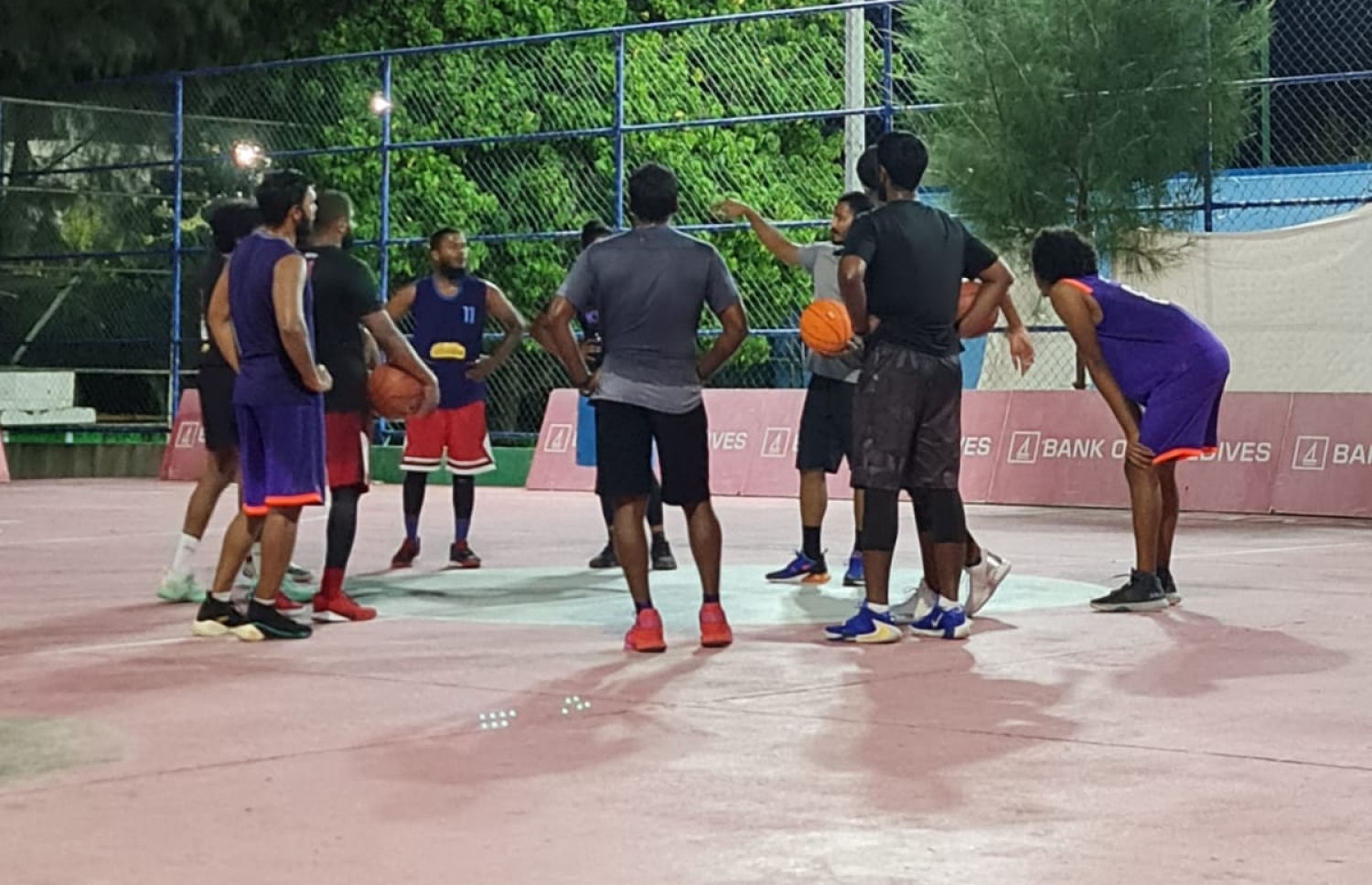 ކިންގުސްގެ ކުޅުންތެރިން ޕްރެކްޓިހުގައި