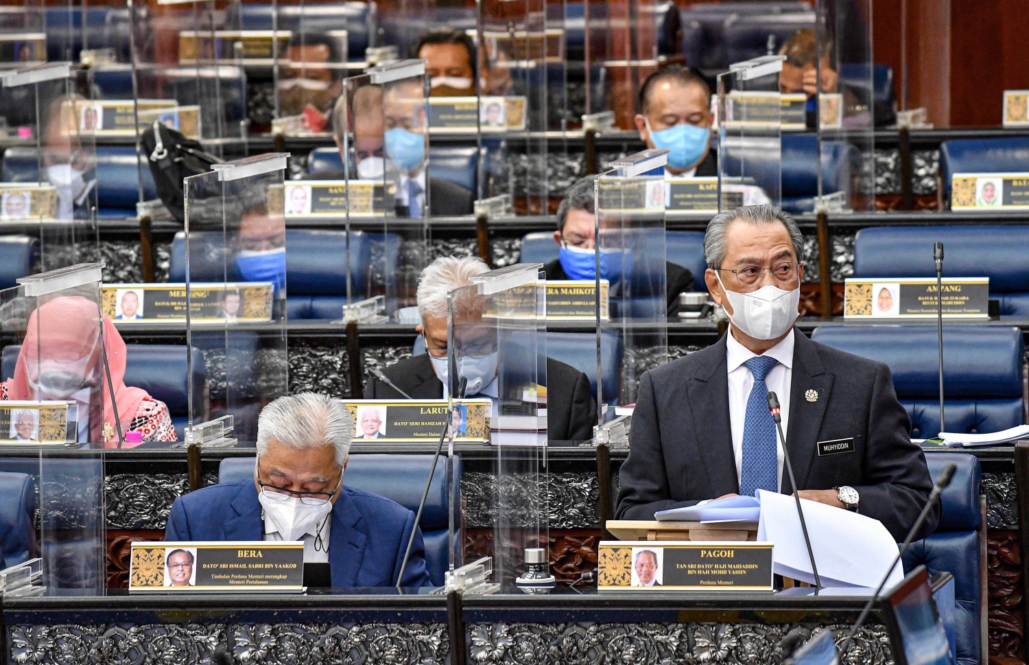 ހަތް މަހަށް ފަހު މެލޭޝިއާގެ ޕާލަމެންޓުގެ ބައްދަލުވުންތައް ފެށިއިރު ބޮޑުވަޒީރު މުހްޔިއްދީން ޔާސީން (ކ). --ފޮޓޯ:އޭއެފްޕީ