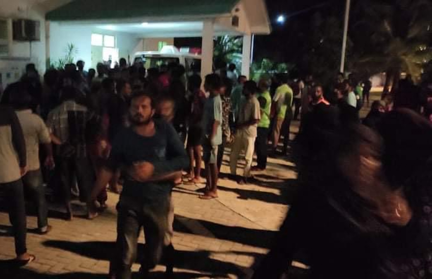 ކޮވިޑުގައި ހާލު ދެރަވި މީހަކު އިތުރު ފަރުވާއަށް ގެންދިއުން ލަސްވެ، ނިޔާވުމުން އެކަމާ ހިތްހަމަނުޖެހި ދުވާފަރު ހެލްތު ސެންޓަރު ކުރިމަތީގައި މިރޭ މުޒާހަރާކުރަނީ.-