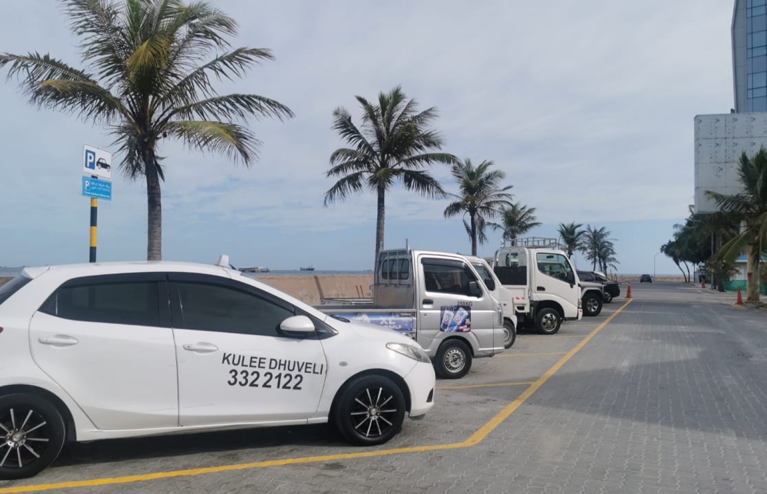 ވިލިމާލޭގެ މީހުންނަށް ހާއްސަ ޕާކިން ޒޯނުގައި މިއަދު ހެނދުނު ބައެއް ވެހިކަލްތައް ޕާކްކޮށްފައި: މި ޕާކިން ޒޯނު ހެދީ މި ސުނާމީ މައިޒާނުގެ ކުރިމަތިން ބޮޑުތަކުރުފާނު މަގުގައި.---ފޮޓޯ: މިހާރު