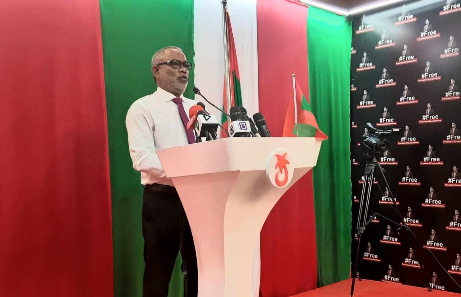 "މިނިވަންކަމުގެ ދިފާއުގައި ދިވެހިން" އިފުތިތާހު ކުރުމަށް ޕީޕީއެމުން މިރޭ ބޭއްވި ޖަލްސާގައި އަބްދުއްރަހީމް ވާހަކަ ދައްކަވަނީ.---ފޮޓޯ: ޕީޕީއެމް