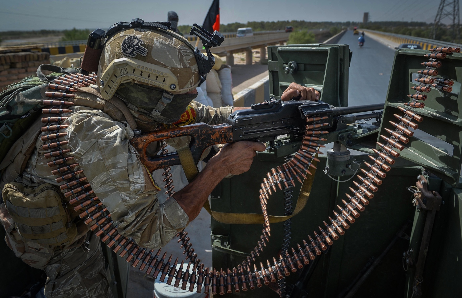 ތާލިބާން ސިފައިން ހަތިޔާރާ އެކު: ތާލިބާނުންގެ ބަލައިގަތުމާ މެދު ދުނިޔޭގެ ގައުމުތަކުގައި ހިޔާލު ތަފާތު -- ފޮޓޯ: އޭއެފްޕީ