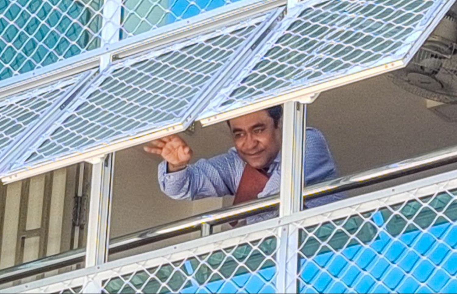 މިއަދުގެ ޝަރީއަތުގެ އަޑުއެހުމަށް ފަހު، ޔާމީން ގެކޮޅަށް ވަޑައިގެން ސަޕޯޓަރުންނާ ސަލާމް ކުރައްވަނީ.