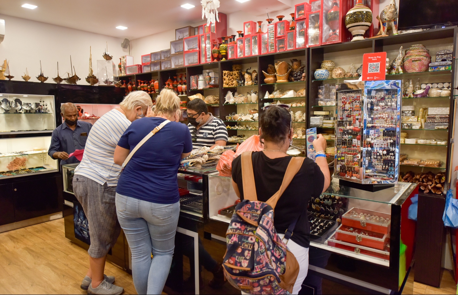 ސުވެނިއާ ފިހާރައެއްގައި ޓޫރިސްޓުންތަކެއް ވިޔަފާރިކުރަނީ: ވިޔަފާރިތައް ތިން ގިންތިއަކަށް ވަނީ ބަހާލައިފައި -- ފައިލް ފޮޓޯ: ނިޝާން އަލީ/ މިހާރު