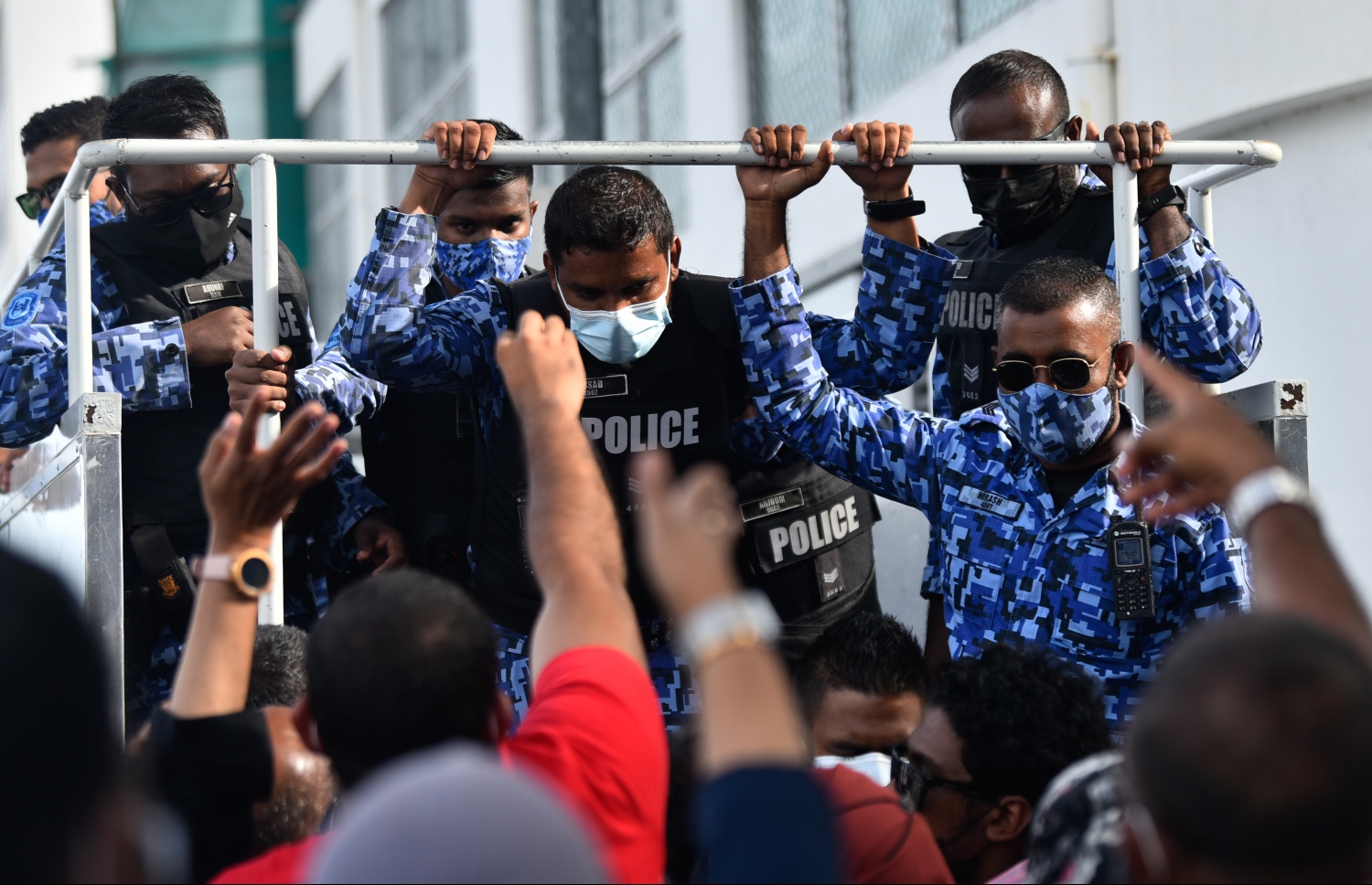 މާލެ- އޮގަސްޓް 2، 2021- ކުރީގެ ރައީސް އަބްދުﷲ ޔާމީން ފުލުސް އޮފީހަށް ހާޒިރުކުރި ވަގުތު، އެ މަނިކުފާނުގެ ގެކޮޅު ދޫވެހި ކައިރީގައި ސަރުކާރާ ދެކޮޅަށް ޔާމީންގެ ސަޕޯޓަރުން ކުރި މުޒާހަރާ ކޮންޓްރޯލް ކުރަން ފުލުހުން މަސައްކަތް ކުރަނީ: ޔާމީން ފުލުސް އޮފީހަށް ހާޒިރުކުރީ ރިސޯޓެއް ތަރައްގީކުރަން އާރަށް ވިއްކައިގެން ލިބުނު އެއް މިލިއަން ޑޮލަރު (15 މިލިއަން ރުފިޔާ) އެ މަނިކުފާނުގެ އަމިއްލަފުޅު އެކައުންޓަށް ޖަމާކުރި ކަމަށް ތުހުމަތު ކުރެވޭ މައްސަލައިގައި ބަޔާން ނެގުމަށް.---ފޮޓޯ: ނިޝާން އަލީ/މިހާރު