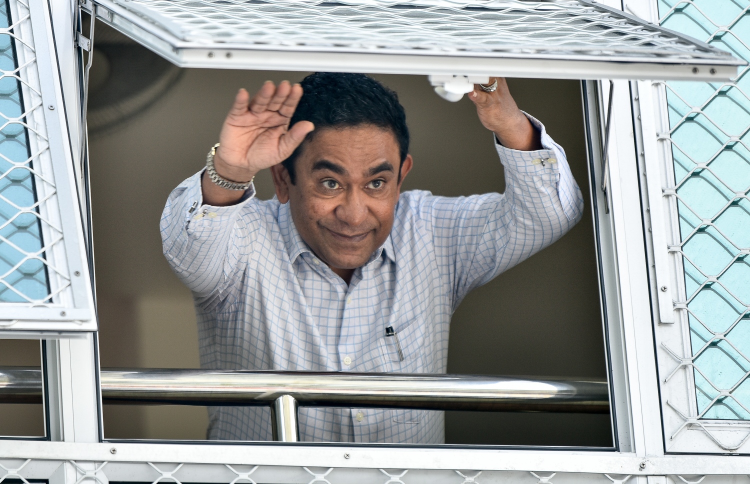 މާލެ- އޮގަސްޓް 2، 2021- ކުރީގެ ރައީސް އަބްދުﷲ ޔާމީން ފުލުސް އޮފީހަށް ހާޒިރުވެވަޑައިގަތުމަށް ފަހު، ގެކޮޅަށް ވަދެވަޑައިގެން ކުޑަދޮރުން ބޯ ދިއްކުރައްވައި ސަޕޯޓަރުންގެ ހިތްވަރަށް ސާބަސް ދެއްވަނީ: ޔާމީން ފުލުސް އޮފީހަށް ހާޒިރުކުރީ ރިސޯޓެއް ތަރައްގީކުރަން އާރަށް ވިއްކައިގެން ލިބުނު އެއް މިލިއަން ޑޮލަރު (15 މިލިއަން ރުފިޔާ) އެ މަނިކުފާނުގެ އަމިއްލަފުޅު އެކައުންޓަށް ޖަމާކުރި ކަމަށް ތުހުމަތު ކުރެވޭ މައްސަލައިގައި ބަޔާން ނެގުމަށް.---ފޮޓޯ: ނިޝާން އަލީ/މިހާރު