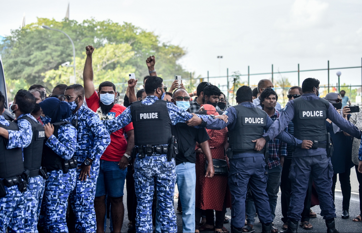 މާލެ- އޮގަސްޓް 2، 2021- ކުރީގެ ރައީސް އަބްދުﷲ ޔާމީން ފުލުސް އޮފީހަށް ހާޒިރުކުރި ވަގުތު، އެ މަނިކުފާނުގެ ގެކޮޅު ދޫވެހި ކައިރީގައި ސަރުކާރާ ދެކޮޅަށް ޔާމީންގެ ސަޕޯޓަރުން ކުރި މުޒާހަރާ ކޮންޓްރޯލް ކުރަން ފުލުހުން މަސައްކަތް ކުރަނީ: ޔާމީން ފުލުސް އޮފީހަށް ހާޒިރުކުރީ ރިސޯޓެއް ތަރައްގީކުރަން އާރަށް ވިއްކައިގެން ލިބުނު އެއް މިލިއަން ޑޮލަރު (15 މިލިއަން ރުފިޔާ) އެ މަނިކުފާނުގެ އަމިއްލަފުޅު އެކައުންޓަށް ޖަމާކުރި ކަމަށް ތުހުމަތު ކުރެވޭ މައްސަލައިގައި ބަޔާން ނެގުމަށް.---ފޮޓޯ: ނިޝާން އަލީ/މިހާރު