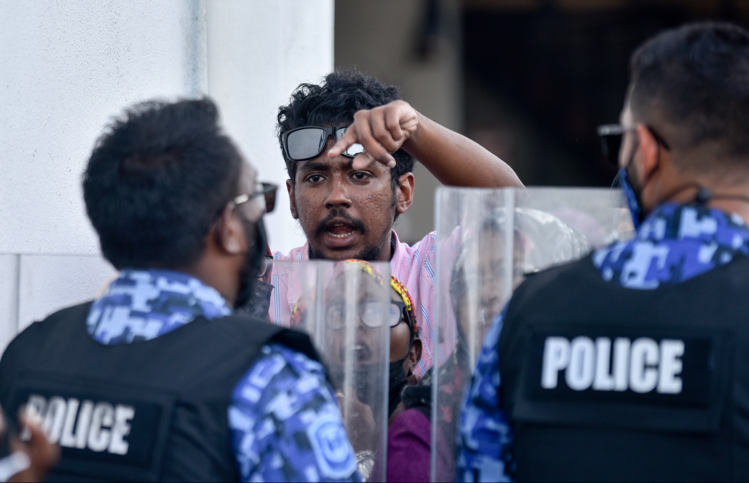 މާލެ- އޮގަސްޓް 2، 2021- ކުރީގެ ރައީސް އަބްދުﷲ ޔާމީން ފުލުސް އޮފީހަށް ހާޒިރުކުރި ވަގުތު، އެ މަނިކުފާނުގެ ގެކޮޅު ދޫވެހި ކައިރީގައި ސަރުކާރާ ދެކޮޅަށް ޔާމީންގެ ސަޕޯޓަރުން ކުރި މުޒާހަރާ ކޮންޓްރޯލް ކުރަން ފުލުހުން މަސައްކަތް ކުރަނީ: ޔާމީން ފުލުސް އޮފީހަށް ހާޒިރުކުރީ ރިސޯޓެއް ތަރައްގީކުރަން އާރަށް ވިއްކައިގެން ލިބުނު އެއް މިލިއަން ޑޮލަރު (15 މިލިއަން ރުފިޔާ) އެ މަނިކުފާނުގެ އަމިއްލަފުޅު އެކައުންޓަށް ޖަމާކުރި ކަމަށް ތުހުމަތު ކުރެވޭ މައްސަލައިގައި ބަޔާން ނެގުމަށް.---ފޮޓޯ: ނިޝާން އަލީ/މިހާރު