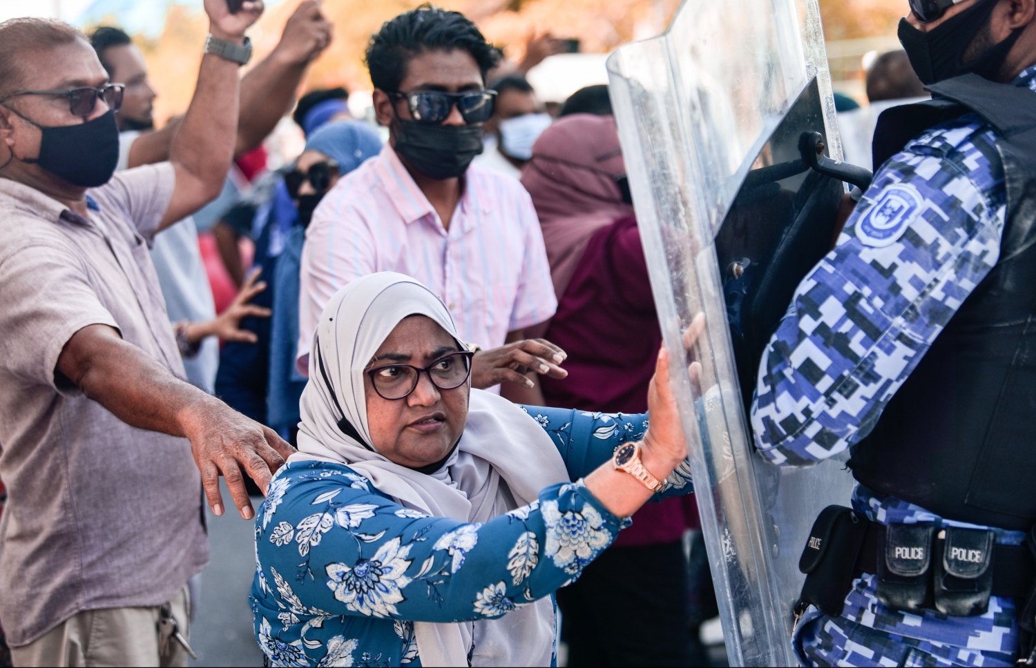 މާލެ- އޮގަސްޓް 2، 2021- ކުރީގެ ރައީސް އަބްދުﷲ ޔާމީން ފުލުސް އޮފީހަށް ހާޒިރުކުރި ވަގުތު، އެ މަނިކުފާނުގެ ގެކޮޅު ދޫވެހި ކައިރީގައި ސަރުކާރާ ދެކޮޅަށް ޔާމީންގެ ސަޕޯޓަރުން ކުރި މުޒާހަރާ ކޮންޓްރޯލް ކުރަން ފުލުހުން މަސައްކަތް ކުރަނީ: ޔާމީން ފުލުސް އޮފީހަށް ހާޒިރުކުރީ ރިސޯޓެއް ތަރައްގީކުރަން އާރަށް ވިއްކައިގެން ލިބުނު އެއް މިލިއަން ޑޮލަރު (15 މިލިއަން ރުފިޔާ) އެ މަނިކުފާނުގެ އަމިއްލަފުޅު އެކައުންޓަށް ޖަމާކުރި ކަމަށް ތުހުމަތު ކުރެވޭ މައްސަލައިގައި ބަޔާން ނެގުމަށް.---ފޮޓޯ: ނިޝާން އަލީ/މިހާރު