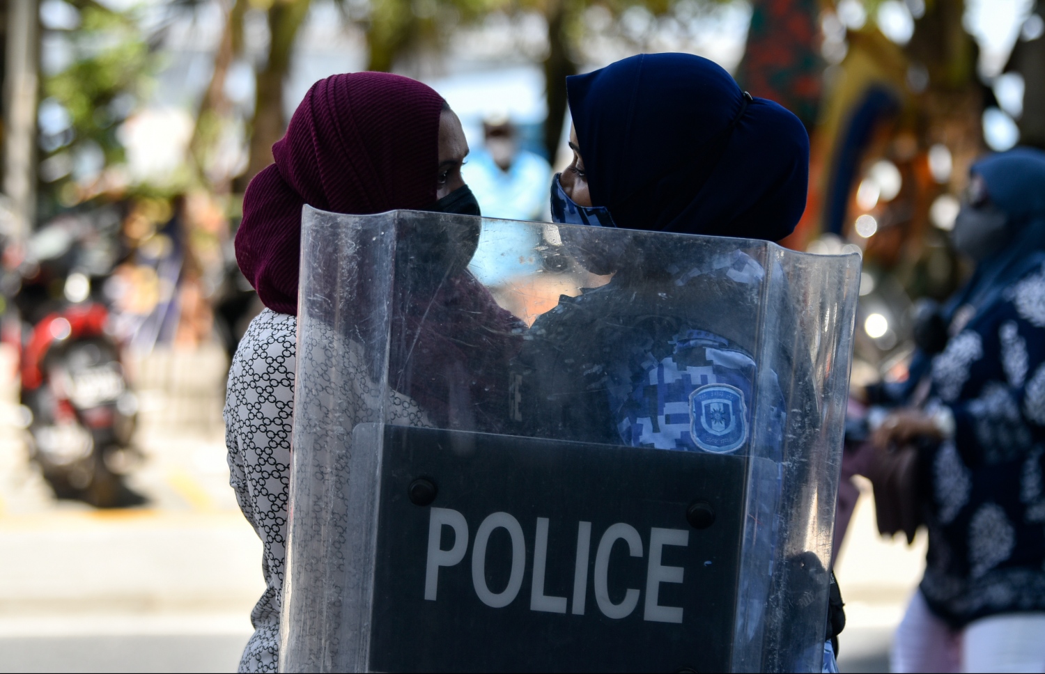 މާލެ- އޮގަސްޓް 2، 2021- ކުރީގެ ރައީސް އަބްދުﷲ ޔާމީން ފުލުސް އޮފީހަށް ހާޒިރުކުރި ވަގުތު، އެ މަނިކުފާނުގެ ގެކޮޅު ދޫވެހި ކައިރީގައި ސަރުކާރާ ދެކޮޅަށް ޔާމީންގެ ސަޕޯޓަރުން ކުރި މުޒާހަރާ ކޮންޓްރޯލް ކުރަން ފުލުހުން މަސައްކަތް ކުރަނީ: ޔާމީން ފުލުސް އޮފީހަށް ހާޒިރުކުރީ ރިސޯޓެއް ތަރައްގީކުރަން އާރަށް ވިއްކައިގެން ލިބުނު އެއް މިލިއަން ޑޮލަރު (15 މިލިއަން ރުފިޔާ) އެ މަނިކުފާނުގެ އަމިއްލަފުޅު އެކައުންޓަށް ޖަމާކުރި ކަމަށް ތުހުމަތު ކުރެވޭ މައްސަލައިގައި ބަޔާން ނެގުމަށް.---ފޮޓޯ: ނިޝާން އަލީ/މިހާރު