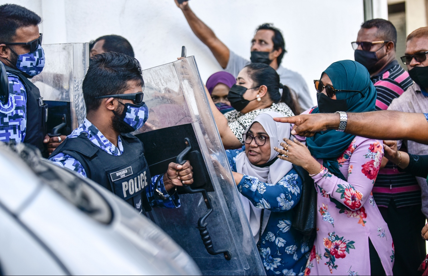 މާލެ- އޮގަސްޓް 2، 2021- ކުރީގެ ރައީސް އަބްދުﷲ ޔާމީން ފުލުސް އޮފީހަށް ހާޒިރުކުރި ވަގުތު، އެ މަނިކުފާނުގެ ގެކޮޅު ދޫވެހި ކައިރީގައި ސަރުކާރާ ދެކޮޅަށް ޔާމީންގެ ސަޕޯޓަރުން ކުރި މުޒާހަރާ ކޮންޓްރޯލް ކުރަން ފުލުހުން މަސައްކަތް ކުރަނީ: ޔާމީން ފުލުސް އޮފީހަށް ހާޒިރުކުރީ ރިސޯޓެއް ތަރައްގީކުރަން އާރަށް ވިއްކައިގެން ލިބުނު އެއް މިލިއަން ޑޮލަރު (15 މިލިއަން ރުފިޔާ) އެ މަނިކުފާނުގެ އަމިއްލަފުޅު އެކައުންޓަށް ޖަމާކުރި ކަމަށް ތުހުމަތު ކުރެވޭ މައްސަލައިގައި ބަޔާން ނެގުމަށް.---ފޮޓޯ: ނިޝާން އަލީ/މިހާރު