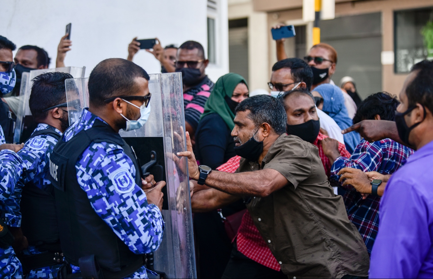 މާލެ- އޮގަސްޓް 2، 2021- ކުރީގެ ރައީސް އަބްދުﷲ ޔާމީން ފުލުސް އޮފީހަށް ހާޒިރުކުރި ވަގުތު، އެ މަނިކުފާނުގެ ގެކޮޅު ދޫވެހި ކައިރީގައި ސަރުކާރާ ދެކޮޅަށް ޔާމީންގެ ސަޕޯޓަރުން ކުރި މުޒާހަރާ ކޮންޓްރޯލް ކުރަން ފުލުހުން މަސައްކަތް ކުރަނީ: ޔާމީން ފުލުސް އޮފީހަށް ހާޒިރުކުރީ ރިސޯޓެއް ތަރައްގީކުރަން އާރަށް ވިއްކައިގެން ލިބުނު އެއް މިލިއަން ޑޮލަރު (15 މިލިއަން ރުފިޔާ) އެ މަނިކުފާނުގެ އަމިއްލަފުޅު އެކައުންޓަށް ޖަމާކުރި ކަމަށް ތުހުމަތު ކުރެވޭ މައްސަލައިގައި ބަޔާން ނެގުމަށް.---ފޮޓޯ: ނިޝާން އަލީ/މިހާރު