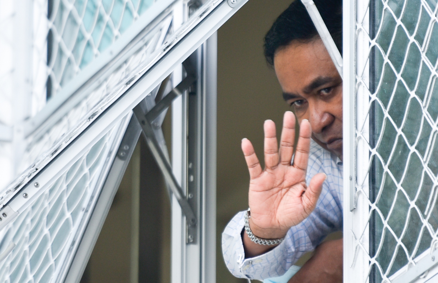 މާލެ- އޮގަސްޓް 2، 2021- ކުރީގެ ރައީސް އަބްދުﷲ ޔާމީން ފުލުސް އޮފީހަށް ހާޒިރުވެވަޑައިގަތުމަށް ފަހު، ގެކޮޅަށް ވަދެވަޑައިގެން ކުޑަދޮރުން ބޯ ދިއްކުރައްވައި ސަޕޯޓަރުންގެ ހިތްވަރަށް ސާބަސް ދެއްވަނީ: ޔާމީން ފުލުސް އޮފީހަށް ހާޒިރުކުރީ ރިސޯޓެއް ތަރައްގީކުރަން އާރަށް ވިއްކައިގެން ލިބުނު އެއް މިލިއަން ޑޮލަރު (15 މިލިއަން ރުފިޔާ) އެ މަނިކުފާނުގެ އަމިއްލަފުޅު އެކައުންޓަށް ޖަމާކުރި ކަމަށް ތުހުމަތު ކުރެވޭ މައްސަލައިގައި ބަޔާން ނެގުމަށް.---ފޮޓޯ: ނިޝާން އަލީ/މިހާރު