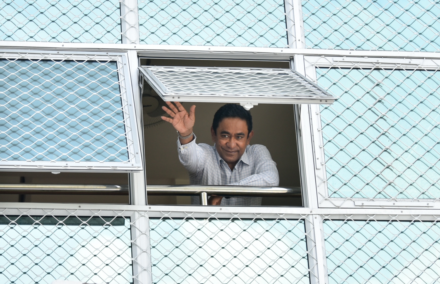 މާލެ- އޮގަސްޓް 2، 2021- ކުރީގެ ރައީސް އަބްދުﷲ ޔާމީން ފުލުސް އޮފީހަށް ހާޒިރުވެވަޑައިގަތުމަށް ފަހު، ގެކޮޅަށް ވަދެވަޑައިގެން ކުޑަދޮރުން ބޯ ދިއްކުރައްވައި ސަޕޯޓަރުންގެ ހިތްވަރަށް ސާބަސް ދެއްވަނީ: ޔާމީން ފުލުސް އޮފީހަށް ހާޒިރުކުރީ ރިސޯޓެއް ތަރައްގީކުރަން އާރަށް ވިއްކައިގެން ލިބުނު އެއް މިލިއަން ޑޮލަރު (15 މިލިއަން ރުފިޔާ) އެ މަނިކުފާނުގެ އަމިއްލަފުޅު އެކައުންޓަށް ޖަމާކުރި ކަމަށް ތުހުމަތު ކުރެވޭ މައްސަލައިގައި ބަޔާން ނެގުމަށް.---ފޮޓޯ: ނިޝާން އަލީ/މިހާރު