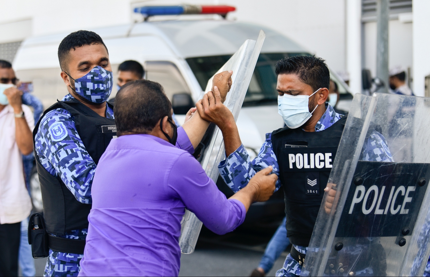 މާލެ- އޮގަސްޓް 2، 2021- ކުރީގެ ރައީސް އަބްދުﷲ ޔާމީން ފުލުސް އޮފީހަށް ހާޒިރުކުރި ވަގުތު، އެ މަނިކުފާނުގެ ގެކޮޅު ދޫވެހި ކައިރީގައި ސަރުކާރާ ދެކޮޅަށް ޔާމީންގެ ސަޕޯޓަރުން ކުރި މުޒާހަރާ ކޮންޓްރޯލް ކުރަން ފުލުހުން މަސައްކަތް ކުރަނީ: ޔާމީން ފުލުސް އޮފީހަށް ހާޒިރުކުރީ ރިސޯޓެއް ތަރައްގީކުރަން އާރަށް ވިއްކައިގެން ލިބުނު އެއް މިލިއަން ޑޮލަރު (15 މިލިއަން ރުފިޔާ) އެ މަނިކުފާނުގެ އަމިއްލަފުޅު އެކައުންޓަށް ޖަމާކުރި ކަމަށް ތުހުމަތު ކުރެވޭ މައްސަލައިގައި ބަޔާން ނެގުމަށް.---ފޮޓޯ: ނިޝާން އަލީ/މިހާރު