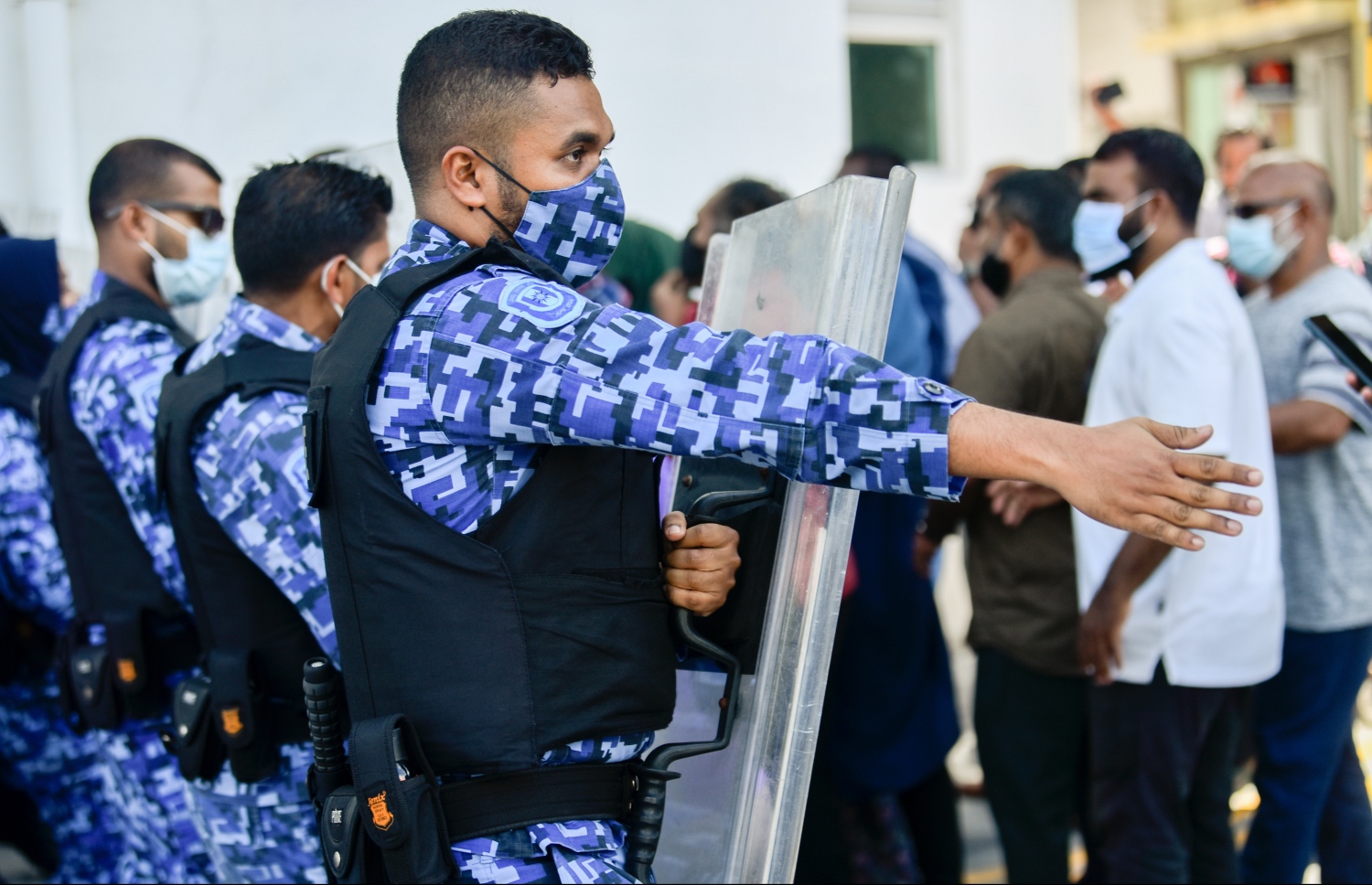 މާލެ- އޮގަސްޓް 2، 2021- ކުރީގެ ރައީސް އަބްދުﷲ ޔާމީން ފުލުސް އޮފީހަށް ހާޒިރުކުރި ވަގުތު، އެ މަނިކުފާނުގެ ގެކޮޅު ދޫވެހި ކައިރީގައި ސަރުކާރާ ދެކޮޅަށް ޔާމީންގެ ސަޕޯޓަރުން ކުރި މުޒާހަރާ ކޮންޓްރޯލް ކުރަން ފުލުހުން މަސައްކަތް ކުރަނީ: ޔާމީން ފުލުސް އޮފީހަށް ހާޒިރުކުރީ ރިސޯޓެއް ތަރައްގީކުރަން އާރަށް ވިއްކައިގެން ލިބުނު އެއް މިލިއަން ޑޮލަރު (15 މިލިއަން ރުފިޔާ) އެ މަނިކުފާނުގެ އަމިއްލަފުޅު އެކައުންޓަށް ޖަމާކުރި ކަމަށް ތުހުމަތު ކުރެވޭ މައްސަލައިގައި ބަޔާން ނެގުމަށް.---ފޮޓޯ: ނިޝާން އަލީ/މިހާރު